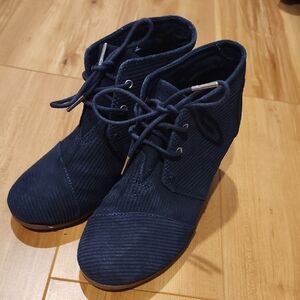 Toms 6.5 Dark Blue Lace Up Boots